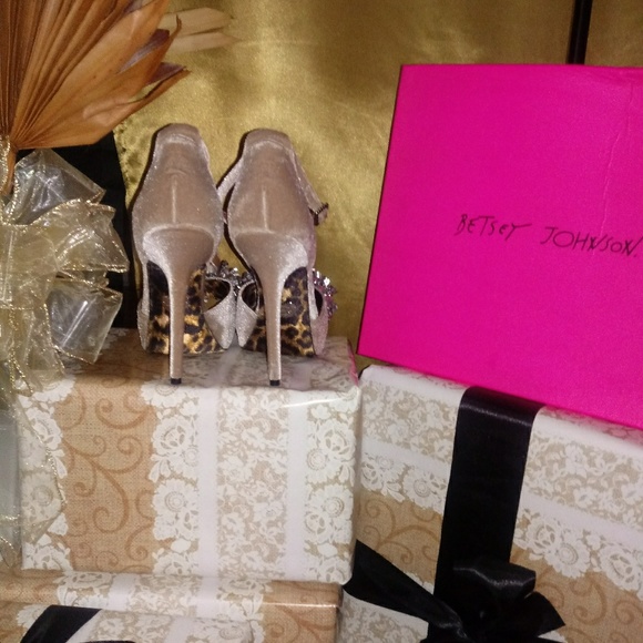 Ankle t-strap heels - Picture 3 of 5